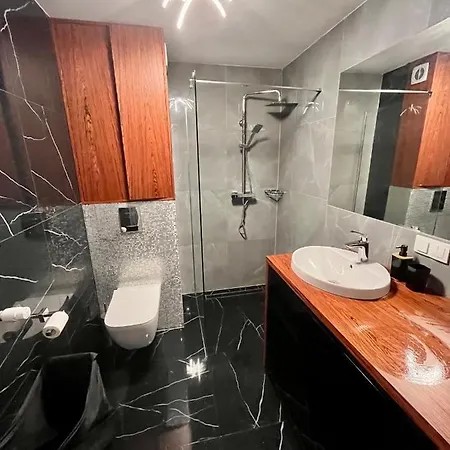 Nowoczesne 40m2, 2 Pokoje, Hala Garazowa, Balkon, Widok Na דירה